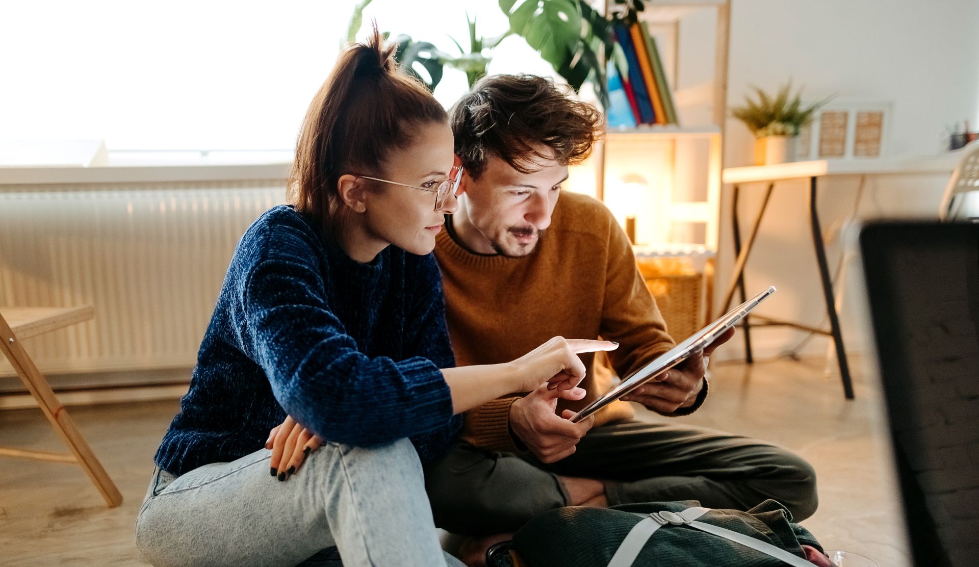 Paar schaut auf Tablet 