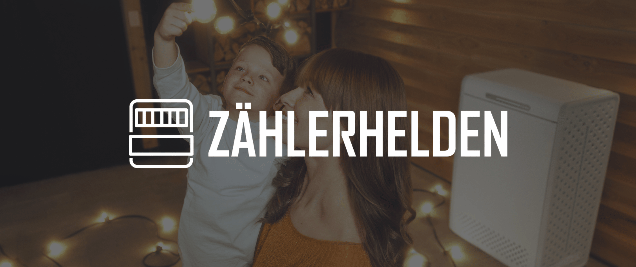 Mutter mit Kind in Garage, Kind spielt an Glühbirne