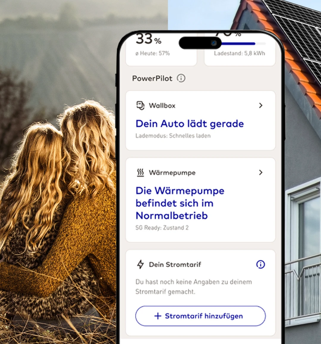 Familie sitzt draußen in der Natur und schaut in die Ferne, daneben ein Einfamilienhaus mit Photovoltaikanlage auf dem Dach. Im Vordergrund ein Smartphone, das die Steuerung der Energieversorgung über eine App zeigt.