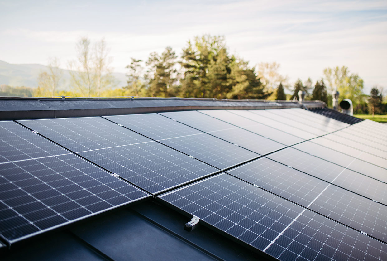 Photovoltaikanlage auf Firmendach als nachhaltige Energiequelle für Unternehmen.