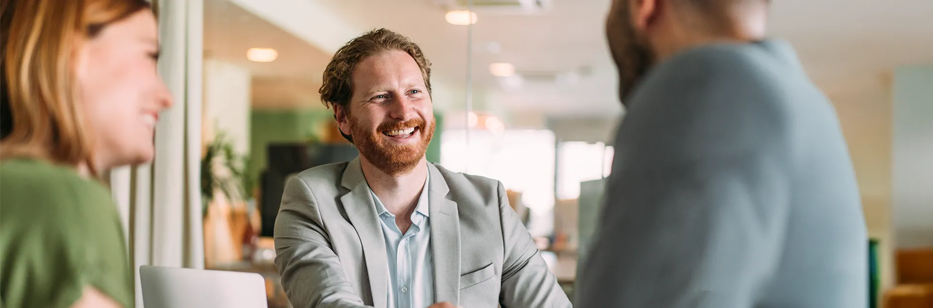 Geschäftskundengespräch in moderner Büroumgebung – freundliches internes Meeting über Finanzierungslösungen