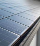 Solardachziegel auf einem Haus als Dacheindeckung