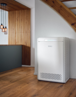 Stromspeichersystem in einem Haus im Wohnraum neben der Treppe, helle Umgebung