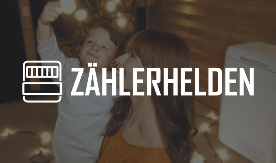 Mutter mit Kind in Garage, Kind spielt an Glühbirne