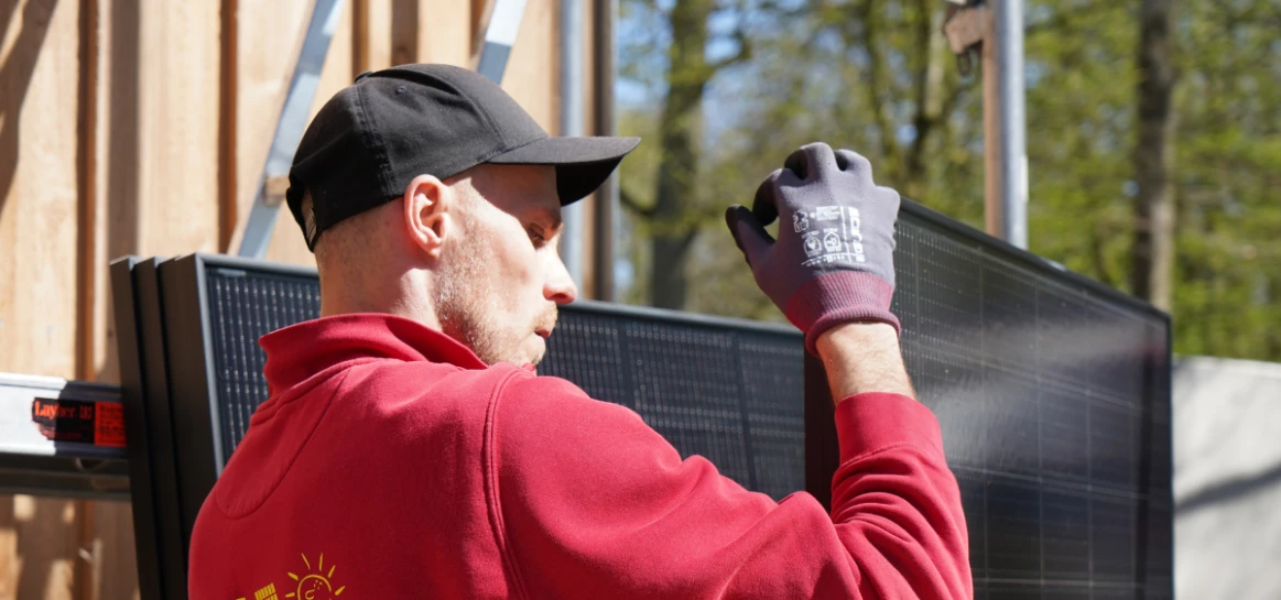 BSH Monteur mit Solarmodul in der Hand