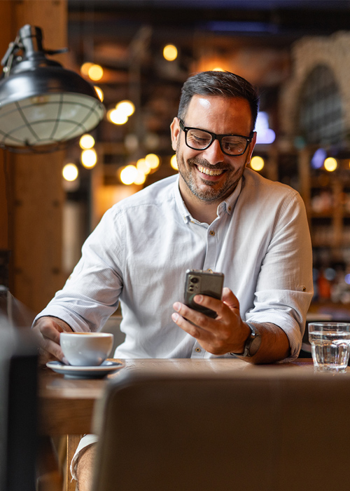 Unternehmer plant eine Photovoltaik-Investition und recherchiert am Handy