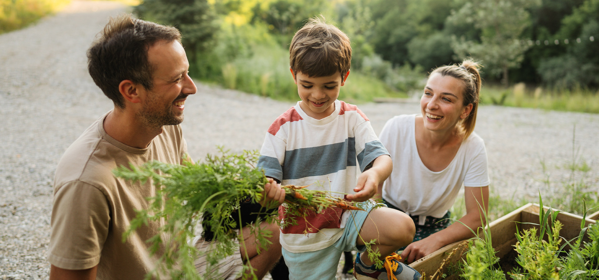 Ein Paar mit Kind in der Natur – Headerbild zum Ratgeber über grüne Energie.