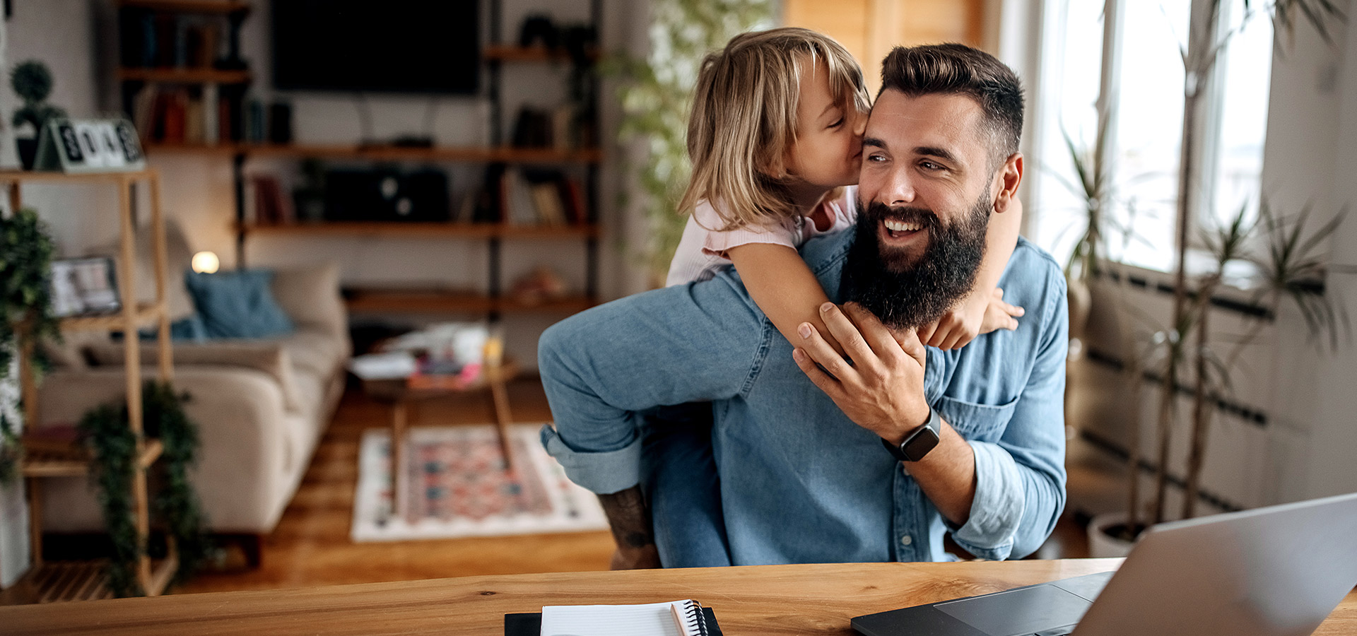 Ein Vater sitzt mit seinem Kind am Tisch – Headerbild zum Ratgeber über die steuerlichen Aspekte von Photovoltaik.