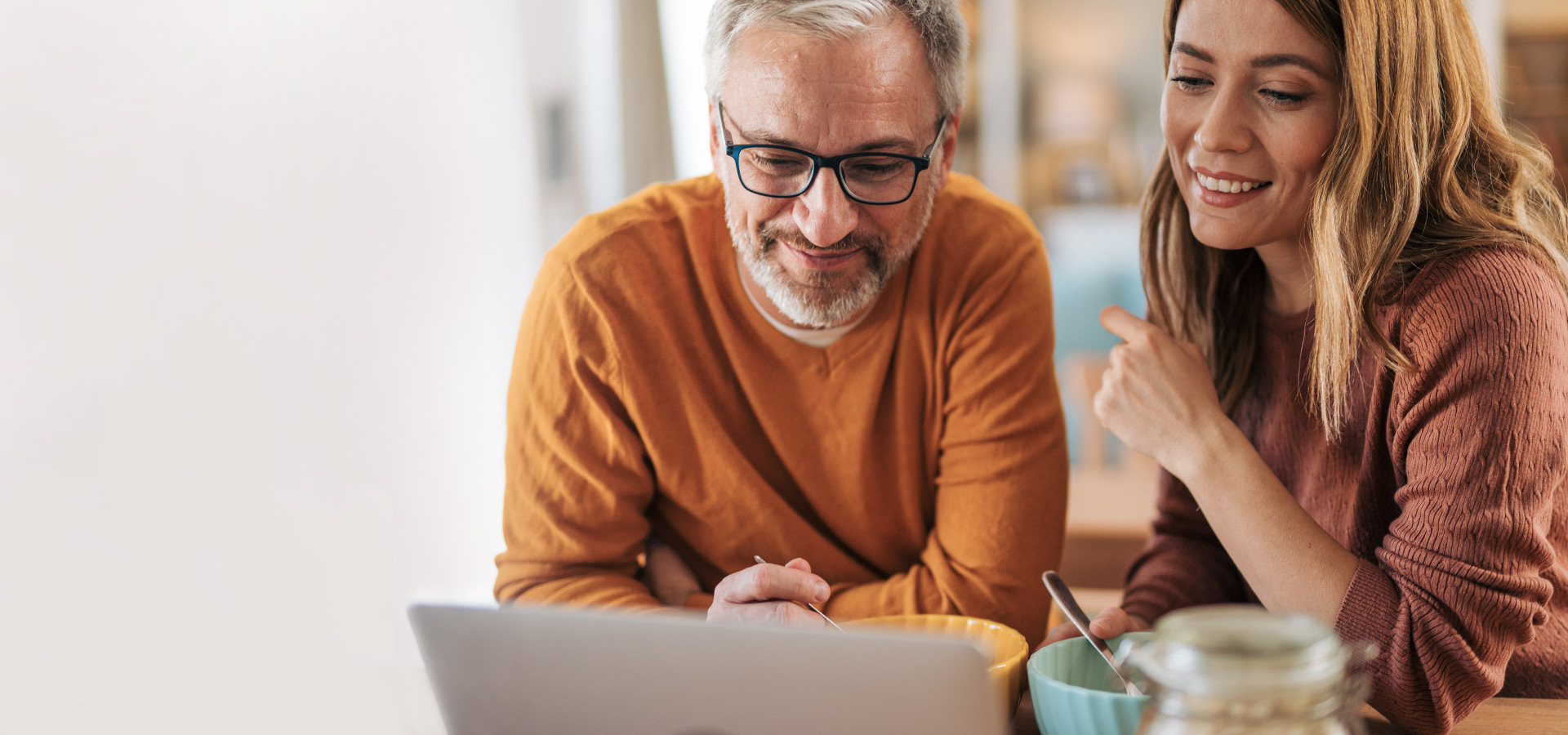 Ein Paar schaut auf einen Laptop – Headerbild zum Ratgeber über die Finanzierung von Photovoltaikanlagen.