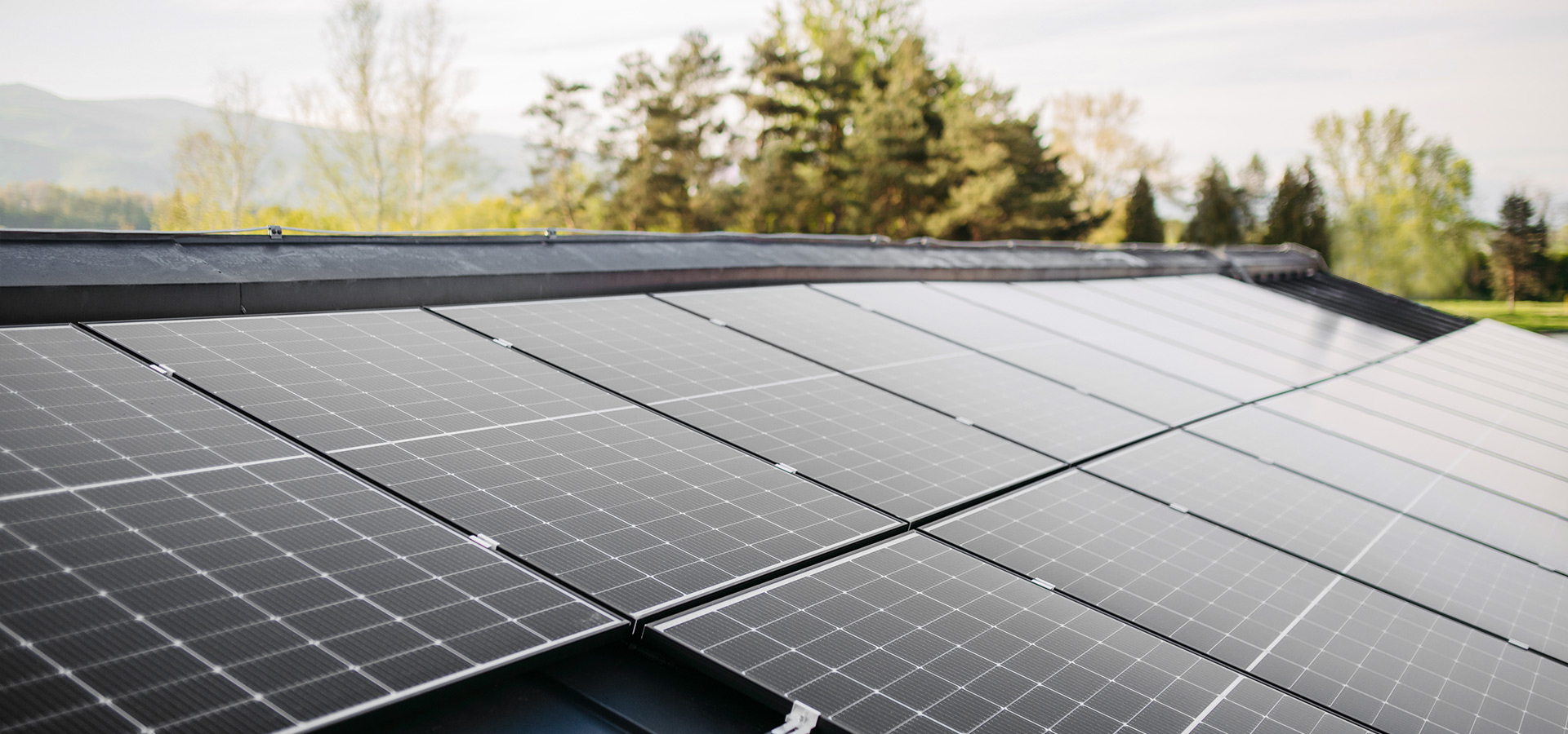 Solaranlage - Headerbild zum Ratgeber ‚Wie funktionieren Solaranlagen?‘