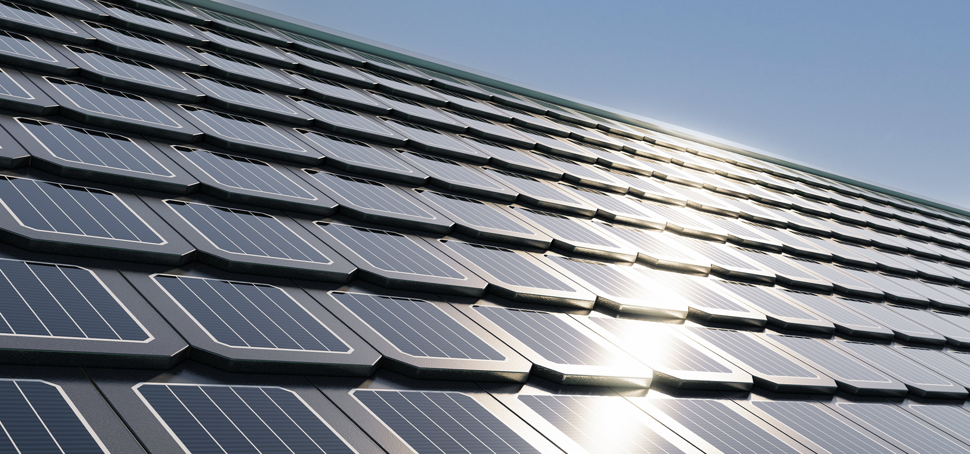 Solardachziegel auf einem Hausdach – Headerbild zum Ratgeber ‚Solardachziegel – die moderne PV-Anlage‘