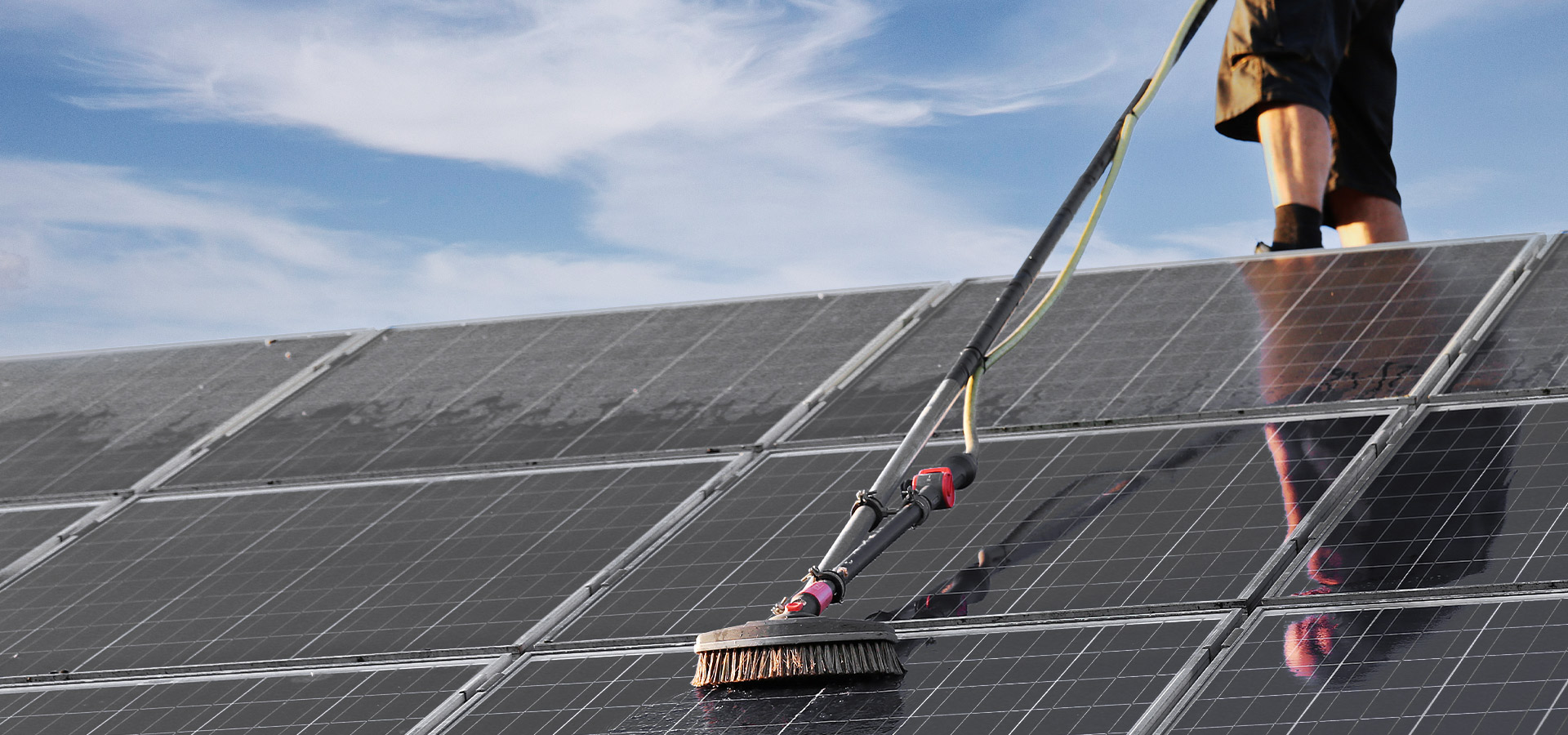 Eine Photovoltaikanlage wird gereinigt – Headerbild zum Ratgeber über die Reinigung von PV-Anlagen.