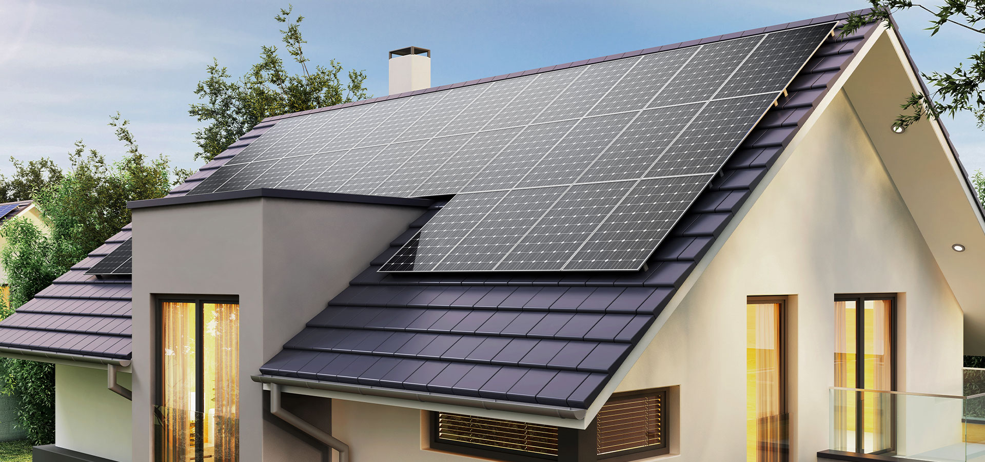 Ein Hausdach mit Photovoltaikanlage – Headerbild zum Ratgeber über intelligente Messsysteme.